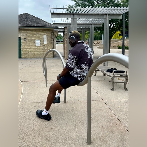 Wavy Oversized Button Shirt
Size S
Length 75 cm
Chest 120 cm
Shoulder 65 cm - Picture 4 of 6